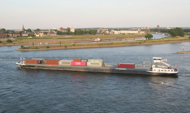 Containerschiff Jur