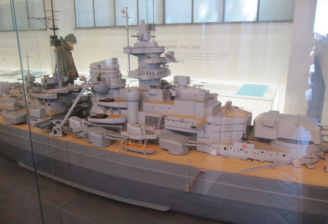 Schlachtschiff Bismarck im Marineehrenmal in Laboe