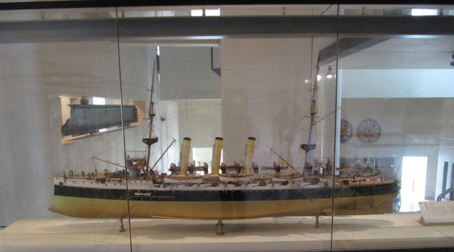 Geschützter Kreuzer HMS Hermes im National Museum of Scotland
