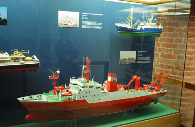 Modelle der Forschungsschiffe Sonne (I) und Professor Albrecht Penck im Meeresmuseum Stralsund