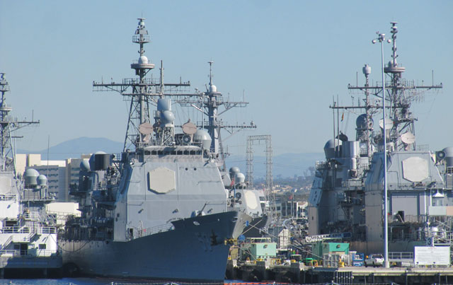 Lenkwaffenkreuzer USS Mobile Bay und USS Lake Erie in San Diego