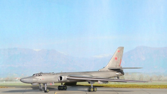 Bomber Tupolev Tu-16K-10-26 (1/144)