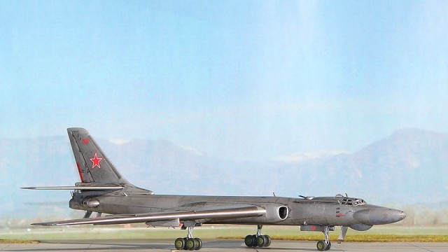 Bomber Tupolev Tu-16K-10-26 (1/144)