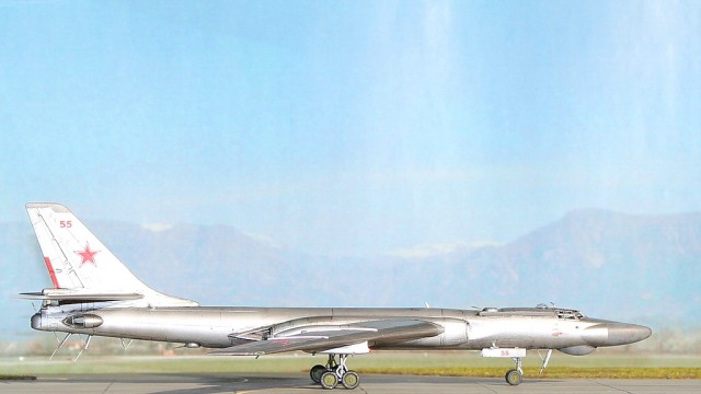 Bomber Tupolev Tu-16K-10-26 (1/144)