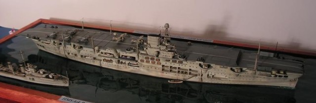 Flugzeugträger HMS Ark Royal (1/700)