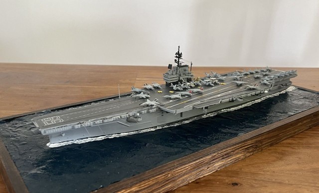 Flugzeugträger USS Forrestal (1/700)