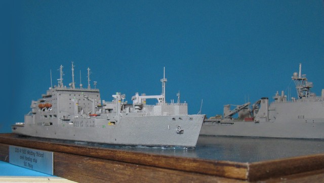 Versorger USNS Lewis and Clark und Landungsschiff USS Whidbey Island (1/700)