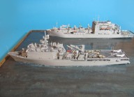 Versorger USNS Lewis and Clark und Landungsschiff USS Whidbey Island (1/700)