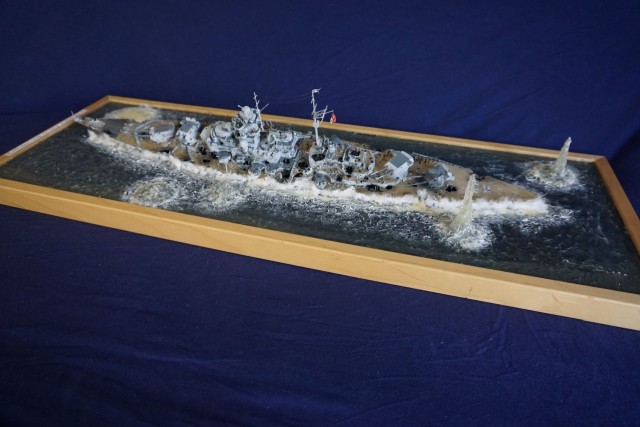 Sinkendes Schlachtschiff Bismarck (1/350)
