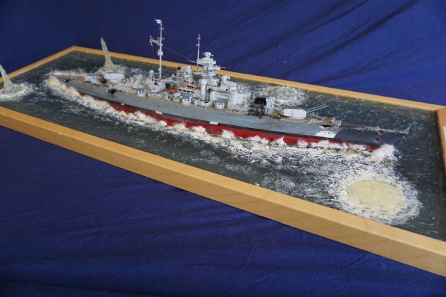 Sinkendes Schlachtschiff Bismarck (1/350)