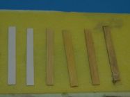 Von links nach rechts zuerst die unbehandelte Planke, danach gefeilt, mit Acrylfarbe grundiert und mit drei Ölfarben in Folge behandelt