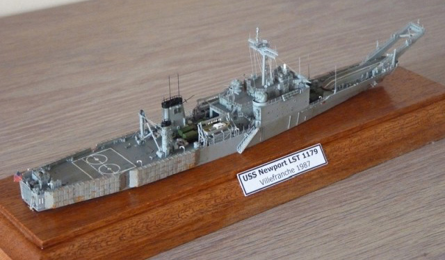 Landungsschiff USS Newport (1/700)