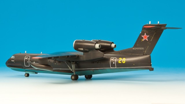 Amphibienflugzeug Berijew Be-200ES (1/144)