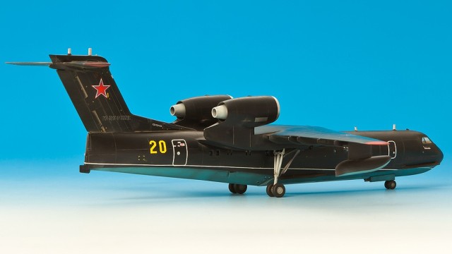 Amphibienflugzeug Berijew Be-200ES (1/144)