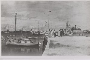 Aviso Koshu in Jaluit Harbor bei der Entführung Earhardts, Earhardt in der Mitte mit dem Rücken zum Fotografen
