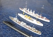 Flottillenführer HMS Scott und Geschützte Kreuzer USS Raleigh und SMS Emden (1/700)