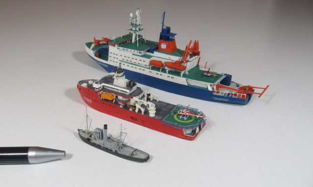 Patrouillenschiff Yelcho und L'Astolabe sowie Polarforschungsschiff Polarstern (1/700)