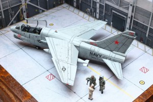 Feinddarstellungsflugzeug LTV EA-7L Corsair II (1/144)