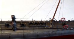 Der rückwärtige Teil des Bootes mit dem achternen Mast.