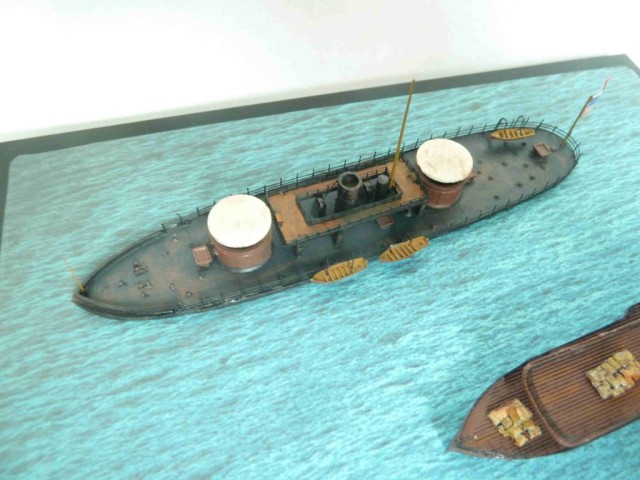 USS Miantonomoh und Flussfrachtschiff