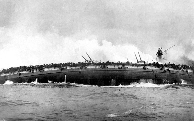 SMS Blücher sinkt am 24. Januar 1915, fotografiert von HMS Arethusa