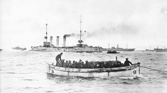 Anlandung deutscher Truppen, im Hintergrund Gschützter Kreuzer SMS Danzig und Truppentransporter