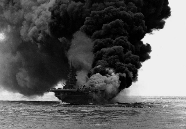 USS Bunker Hill am 11. Mai 1945 bei Okinawa