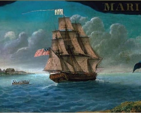 Abb.  12: Große amerikanische Fregatte grüßt die East India Marine Society (?) – mögliche Interpretation der US Fregatte Constitution – mit Commissioning Pennant über einer hellen Flagge (Cornè F. , 1803)