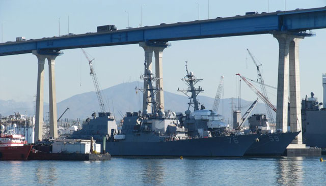 Lenkwaffenzerstörer USS Higgins und USS Russell