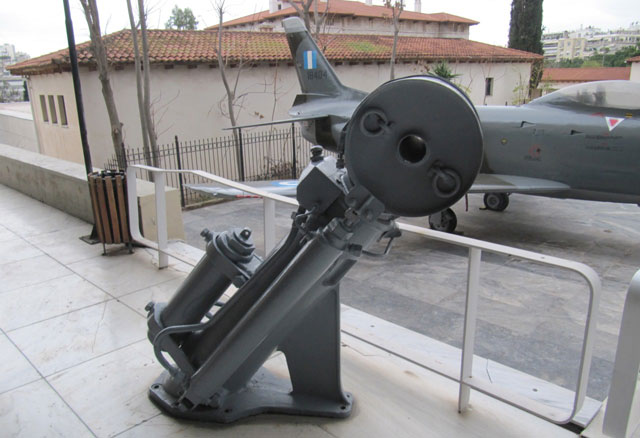 Wasserbombenwerfer im Kriegsmuseum Athen