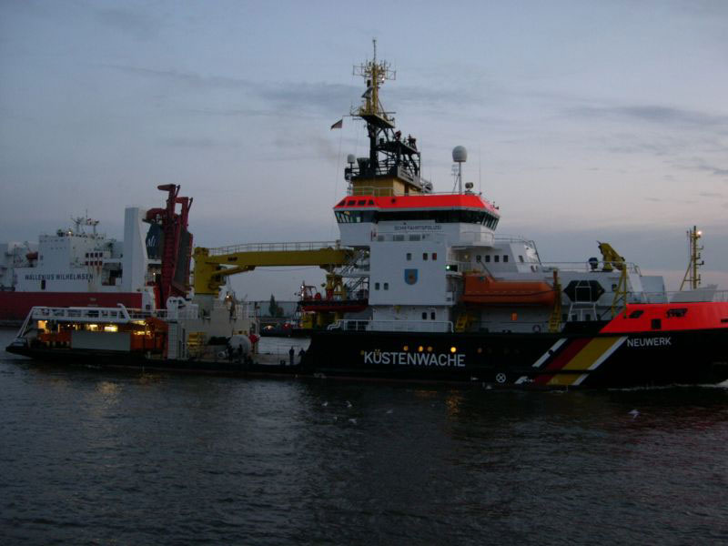 Schadstoff-Unfallbekämpfungsschiff Neuwerk und Ro-Ro-Schiff Toba im Hamburger Hafen