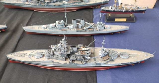 Schlachtschiff HMS Warspite und Schwerer Kreuzer HMS Exeter