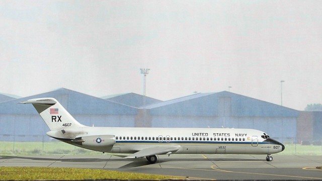 Transportflugzeug McDonnell Douglas C-9B Skytrain II (1/144)