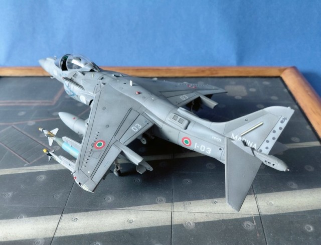 Kampfflugzeug McDonnell Douglas AV-8B Harrier II Plus (1/72)