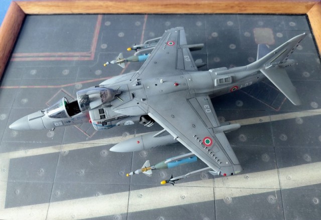 Kampfflugzeug McDonnell Douglas AV-8B Harrier II Plus (1/72)