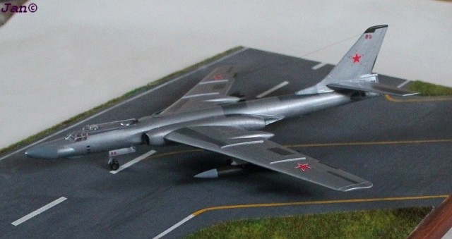 Bomber Tupolew Tu-16K-10 (1/144)
