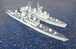 Lenkwaffenzerstörer HMS Gloucester und HMS Cardiff (1/700)