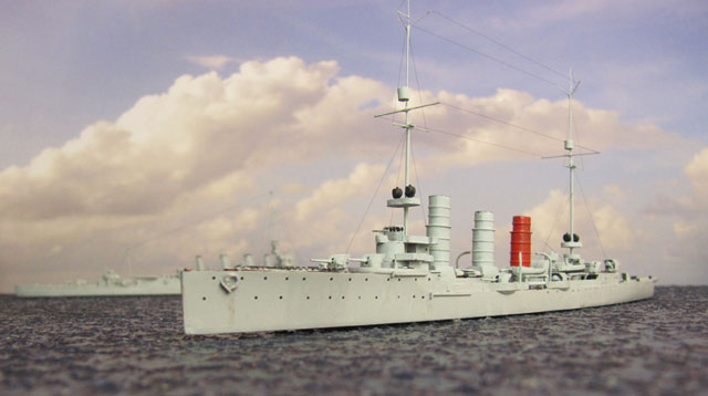 Leichter Kreuzer (Kleiner Kreuzer) SMS Pillau, hinten HMS Chester (1/700)