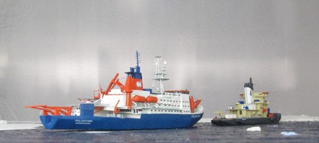 Polarforschungsschiff Polarstern und Eisbrecher Oden II (1/700)