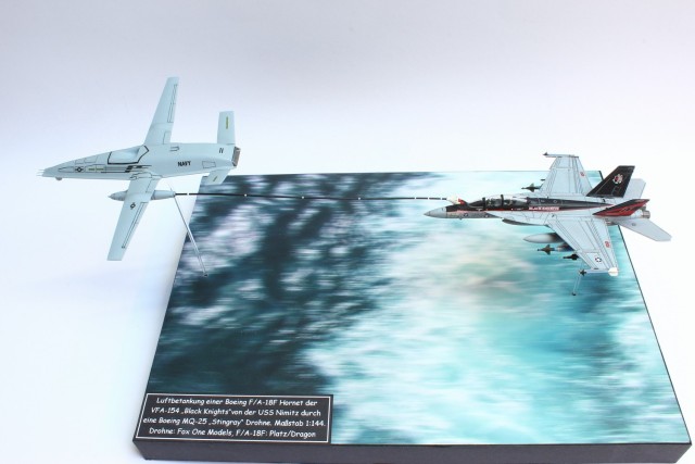 Luftbetankung einer Boeing F/A-18 F Super Hornet durch eine Boeing MQ-25 Stingray (1/144)