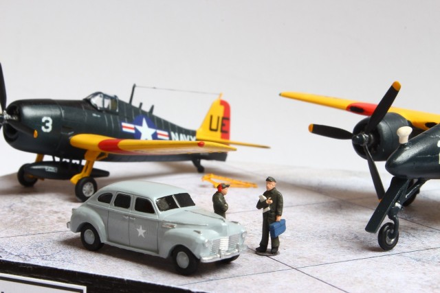 Drohnenkontrollflugzeuge Grumman F6F-5D Hellcat und Grumman F7F-2D Tigercat (1/144)