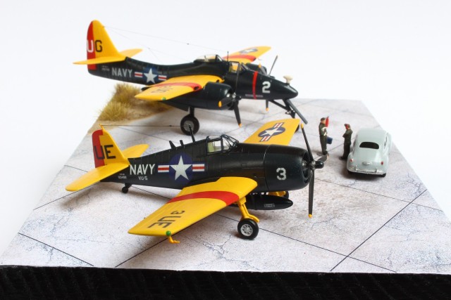Drohnenkontrollflugzeuge Grumman F6F-5D Hellcat und Grumman F7F-2D Tigercat (1/144)