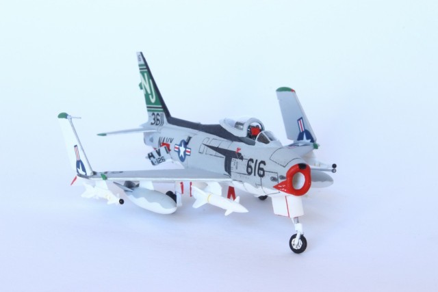 Marinejagdflugzeug North American FJ-4B Fury (1/144)