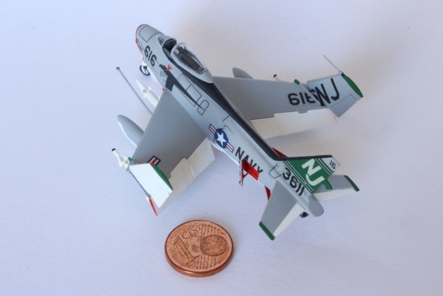 Marinejagdflugzeug North American FJ-4B Fury (1/144)