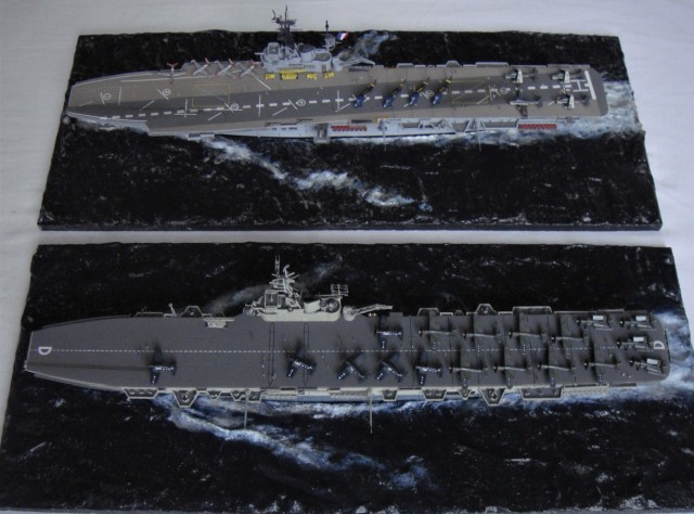 Flugzeugzeugträger HMS Colossus und Arromanches (1/700)