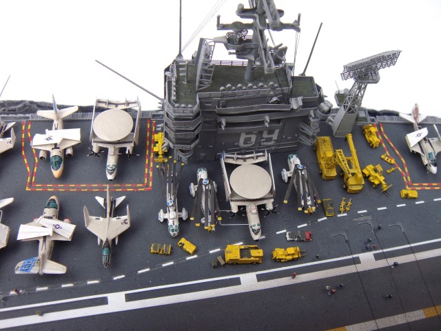 Flugzeugträger USS Dwight D. Eisenhower (1/700)