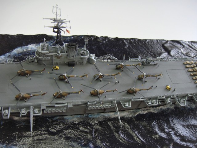 Landungsträger HMS Ocean (1/700)