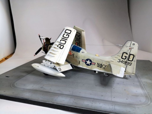 Marinekampfflugzeug Douglas AD-5N Skyraider (1/48)