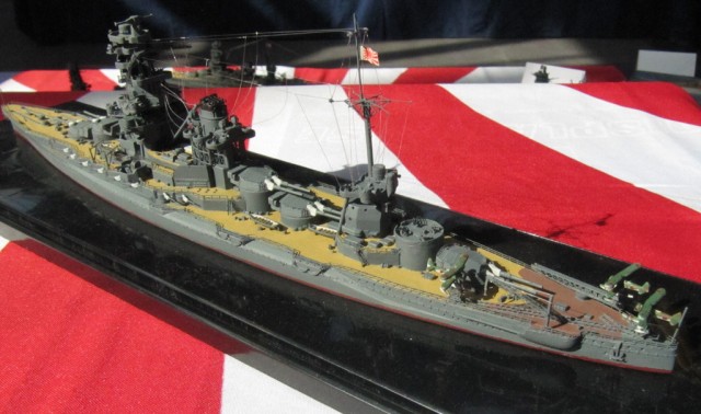 Japanisches Schlachtschiff Hyuga (1/700)