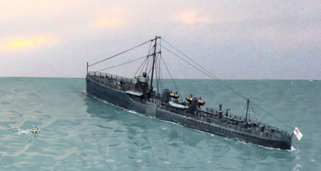 Zerstörer HMS Badger und Schlauchboot